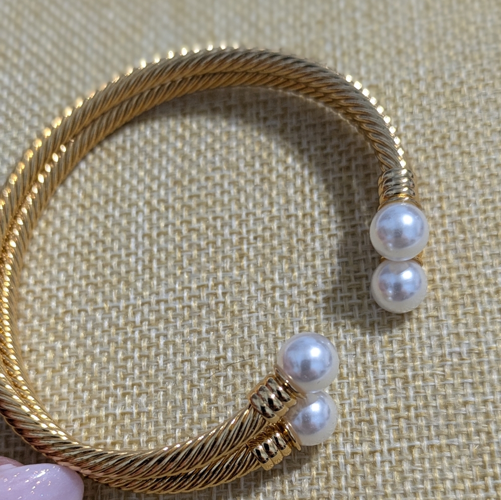 Elegant Gold and Pearl Women's Bracelet